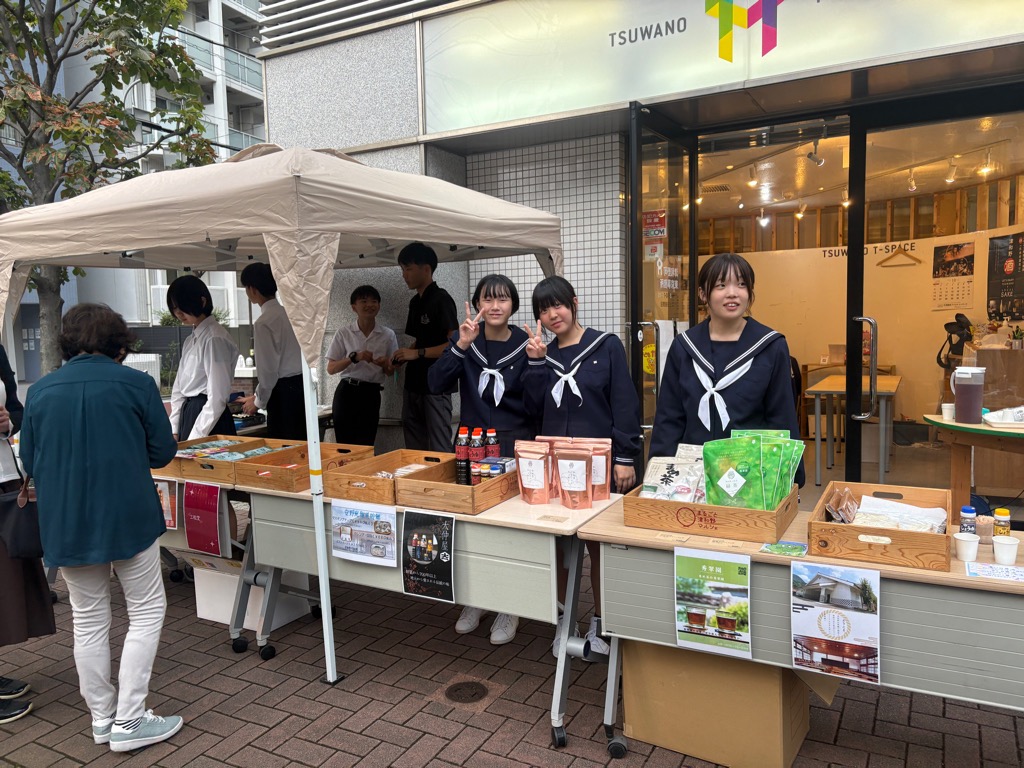 津和野の中学生による販売の様子2