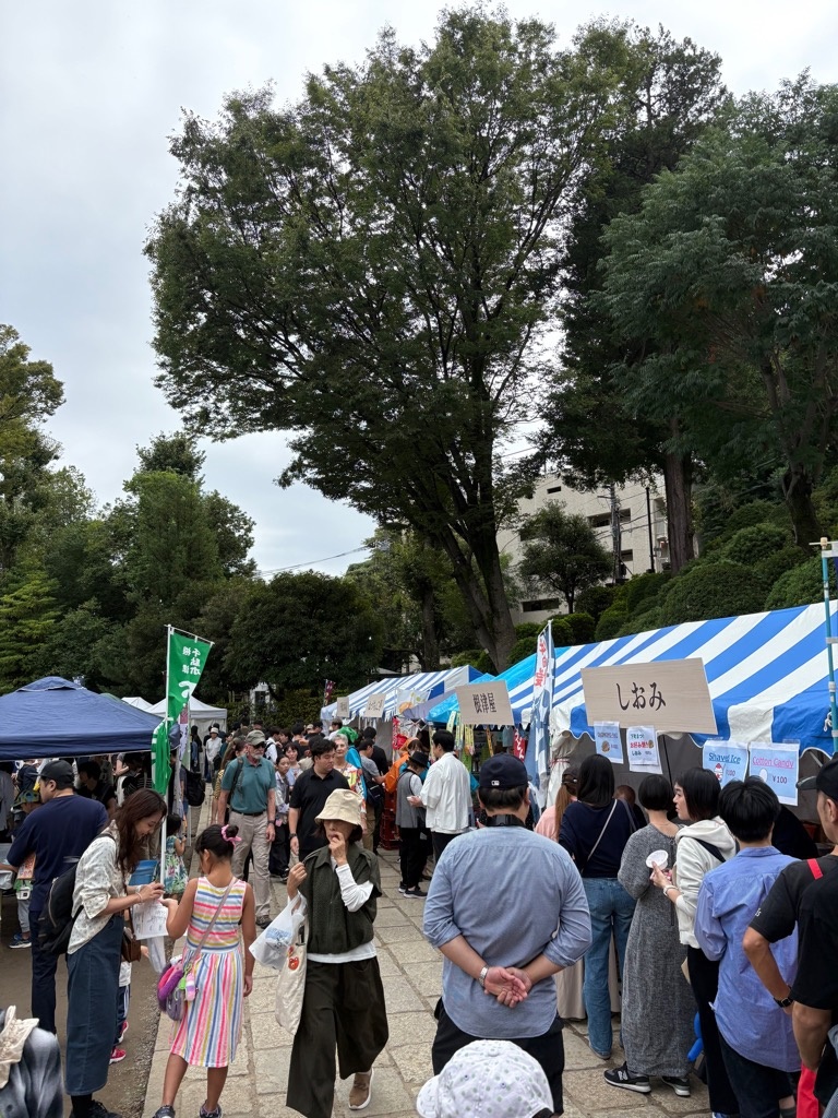 出店に並ぶ人々