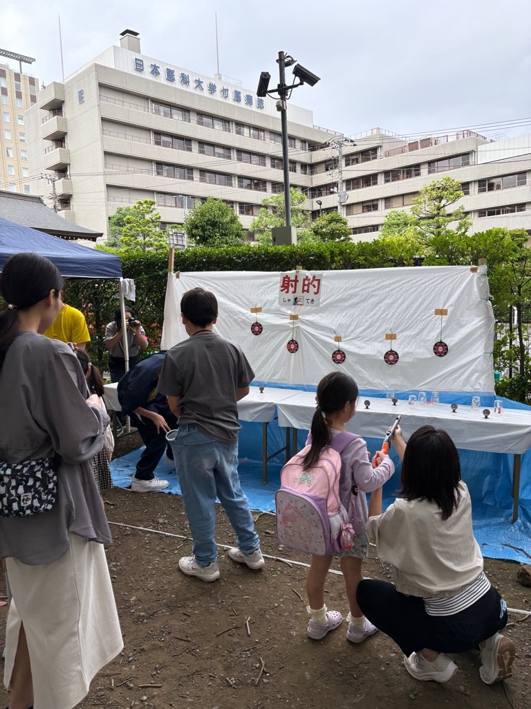 射的を楽しむ親子