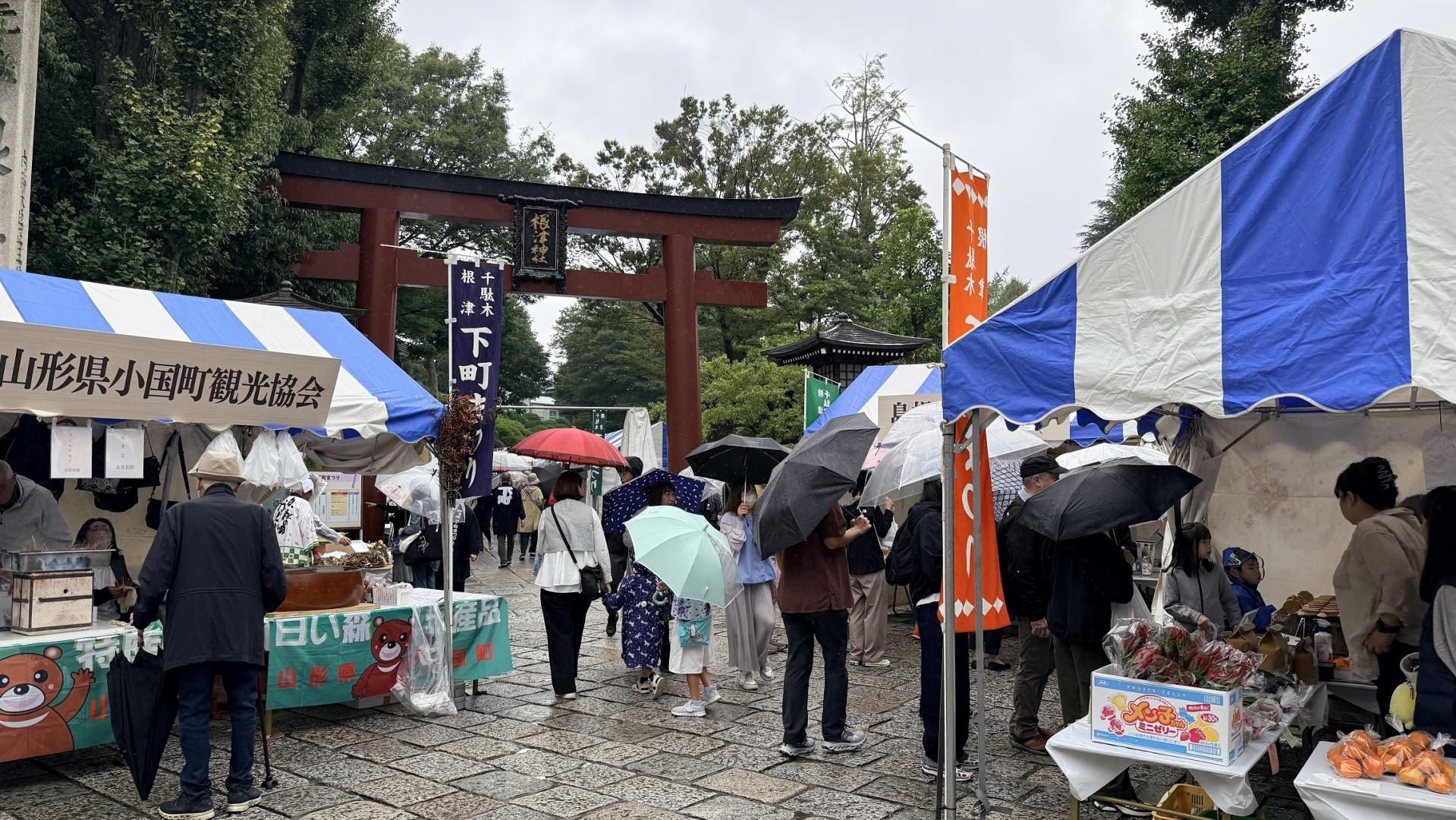 根津神社入り口