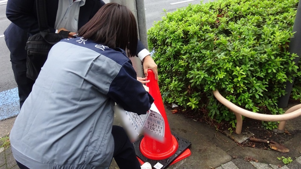 違反屋外広告物の除却作業の様子