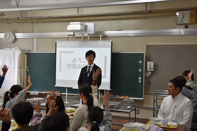 児童と質疑応答する鈴木農林水産大臣