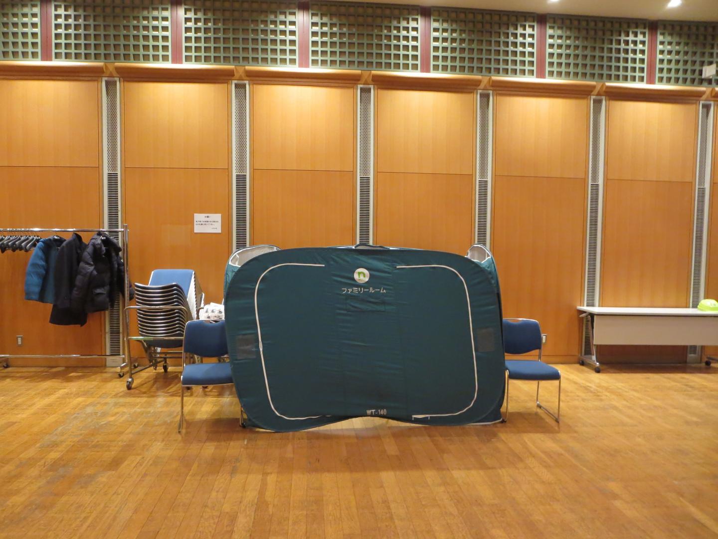 避難所のパーティションの写真