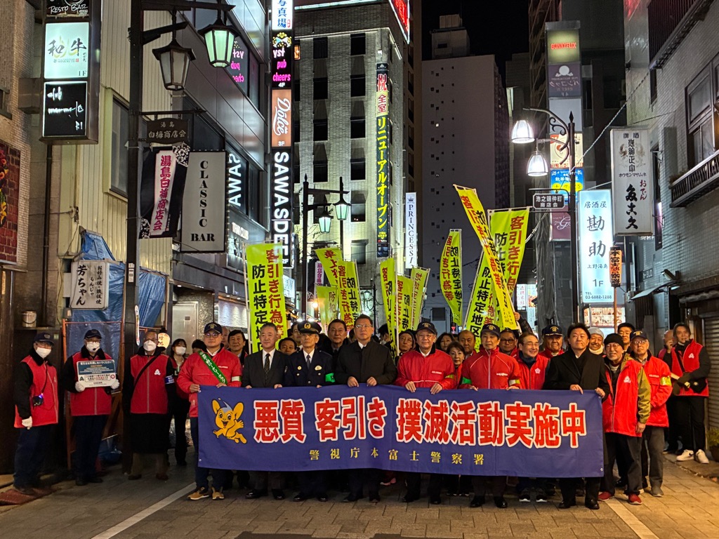 横断幕を掲げている集合写真