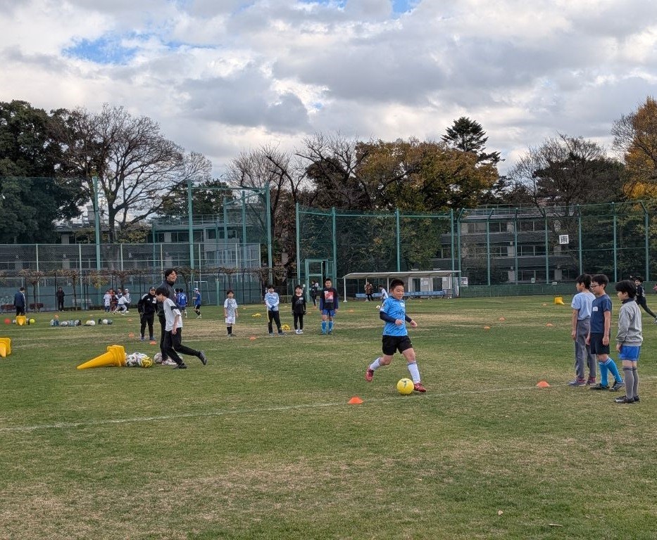 小学生がドリブルしている様子