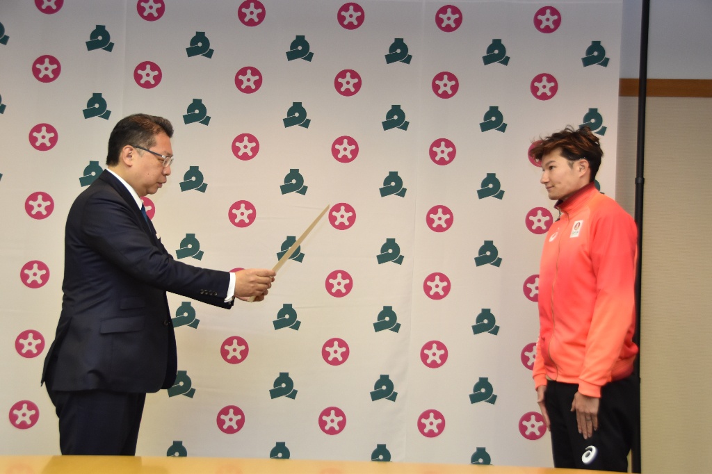 表彰状を受け取る山田選手