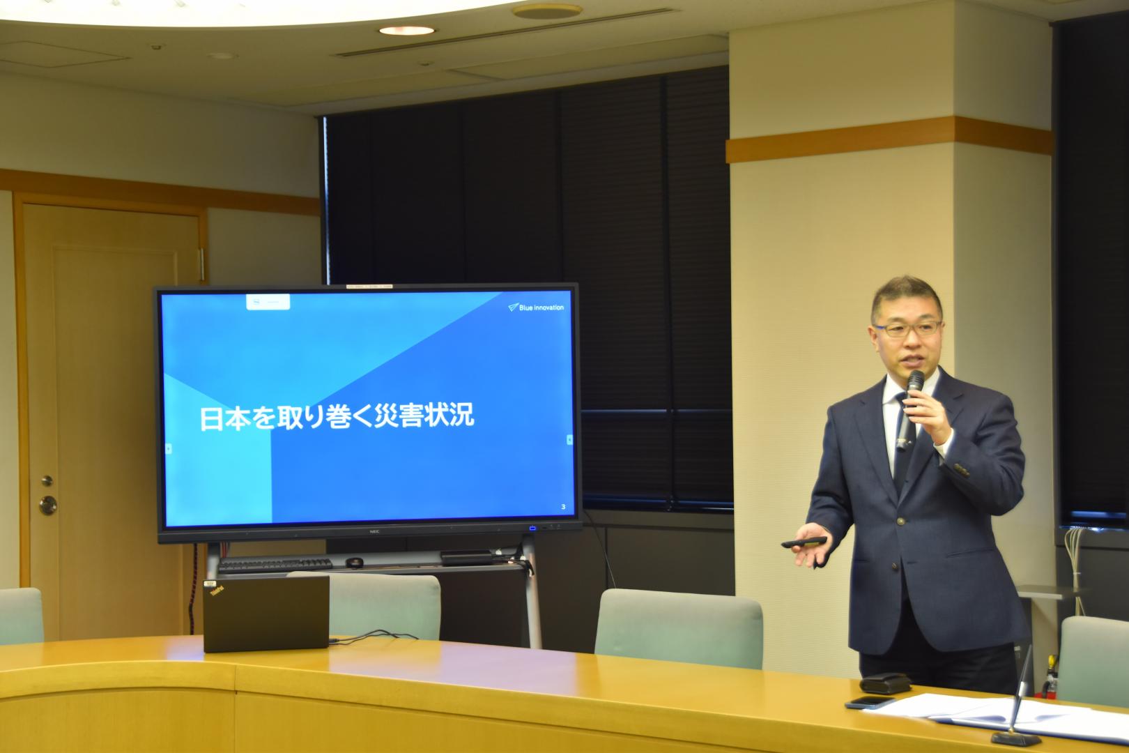 概要を説明している様子