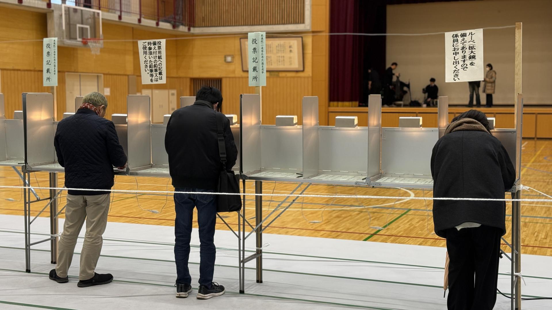 記入している様子