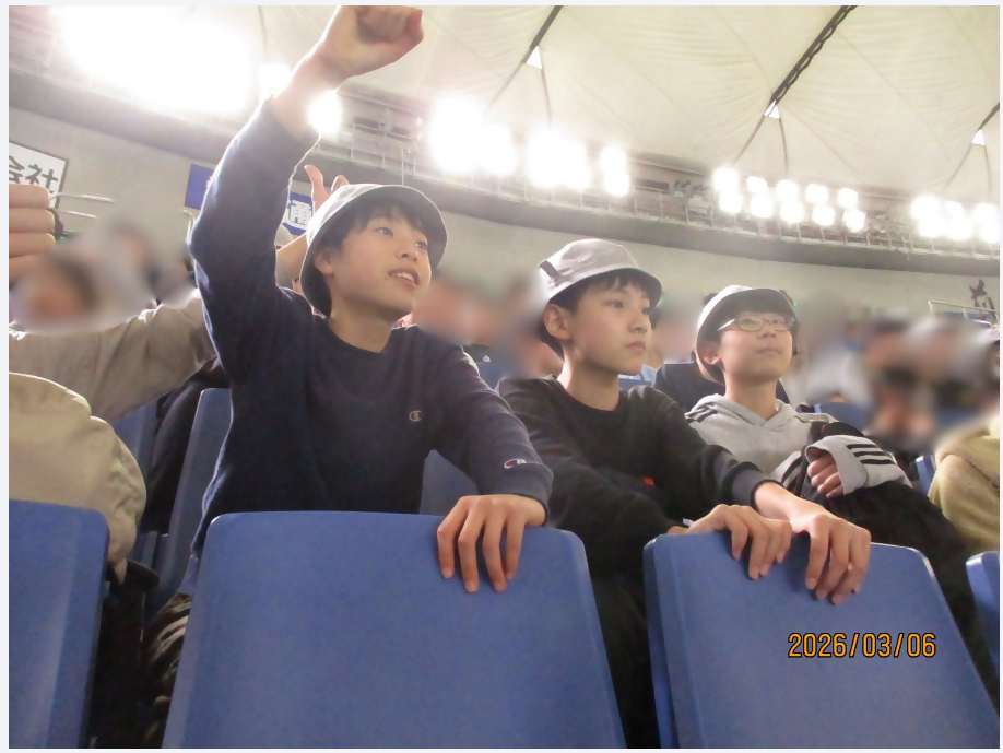 観戦する子供たち