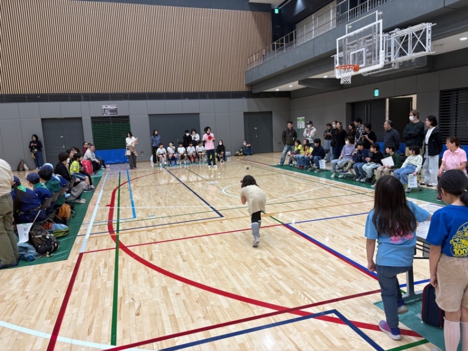 ボールを投げる女の子