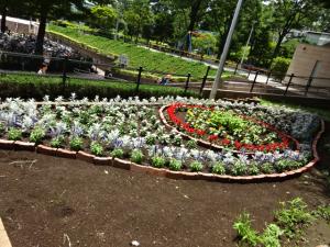 宮沢賢治が残した「涙ぐむ目」に由来したデザインの花壇